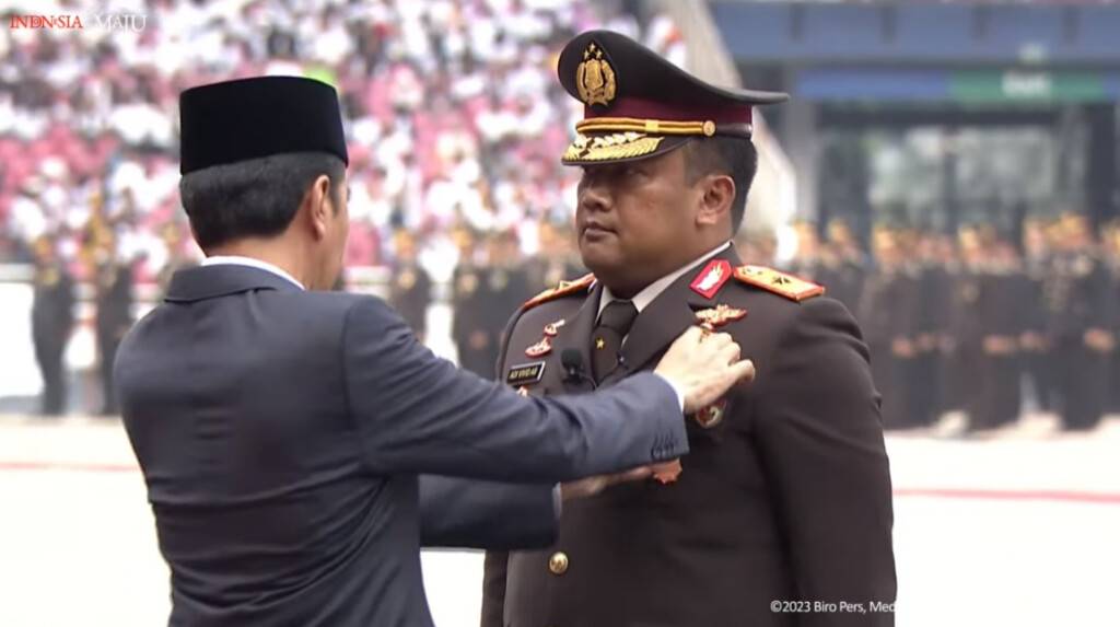 Adik Bupati Indramayu Brigjen Pol Adi Vivid Terima Bintang Bhayangkara