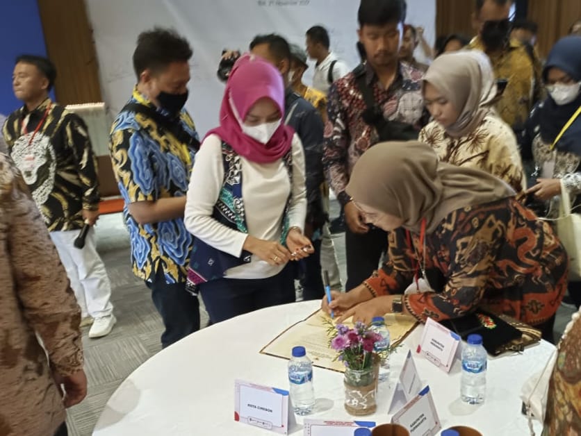Bupati-Nina-Agustina-Tandatangani-MoU-Mendukung-Lompatan-SPBE.jpeg