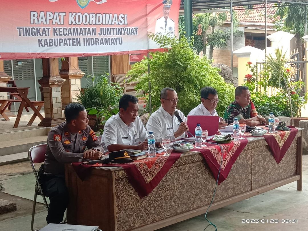 Evaluasi-Kinerja-Pemcam-Juntinyuat-Gelar-Rapat-Koordinasi.jpeg