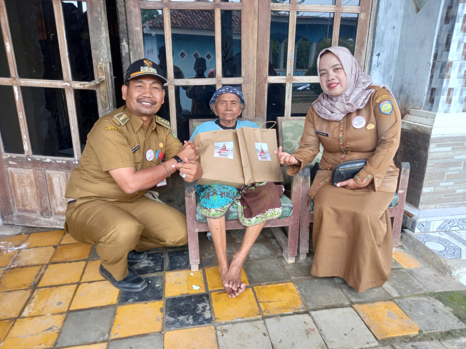 Laksanakan-Program-Permakanan-Camat-Sukagumiwang-Bagikan-Makanan-Siap-Saji.jpeg