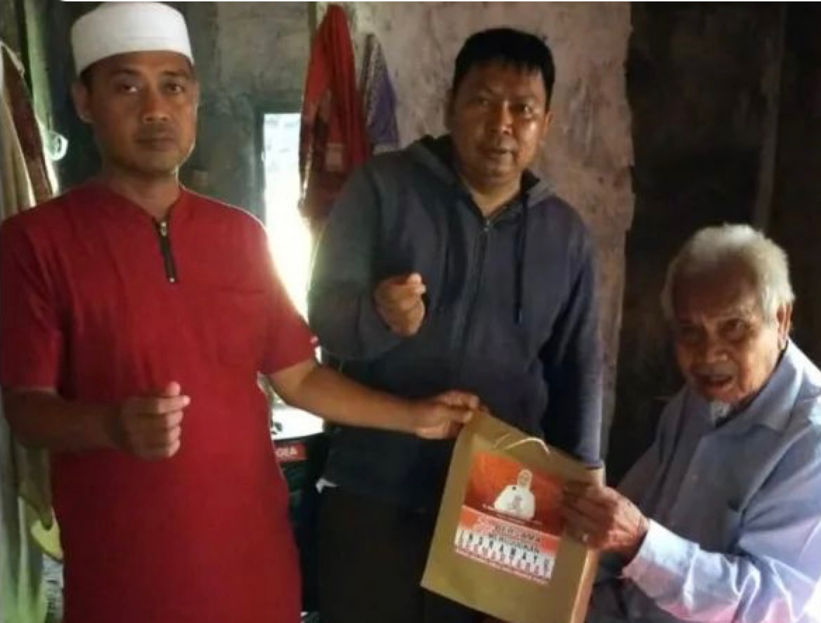 Laksanakan-Program-Permakanan-Pemcam-Gabuswetan-Bagikan-Makanan-Siap-Saji.jpeg