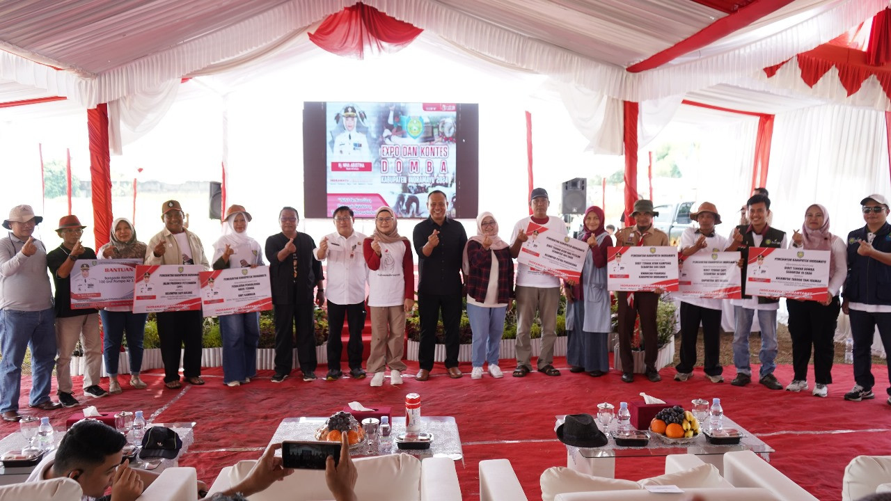 Bupati Indramayu Serahkan Bantuan kepada Penerima Manfaat di Kontes Dan Expo Domba 2024