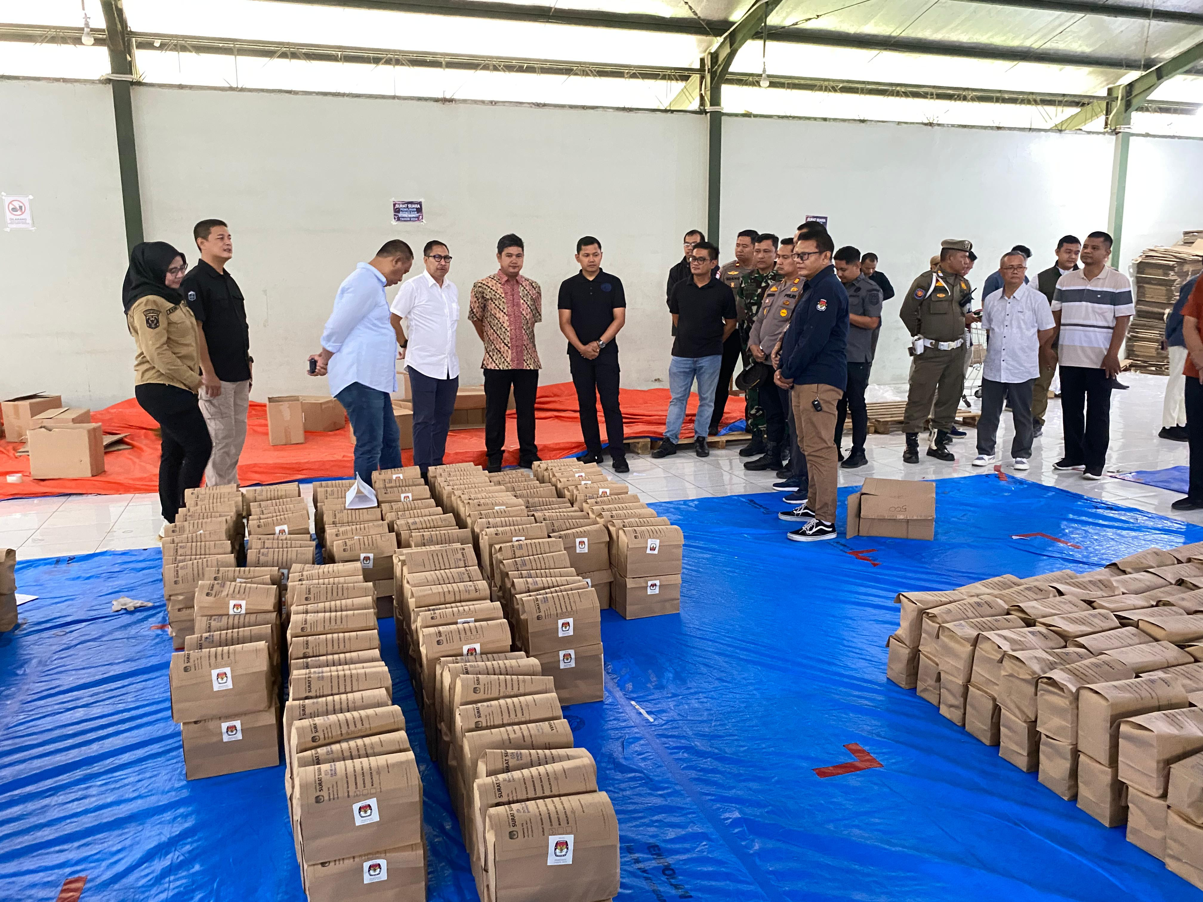 Pastikan Aman, Pjs. Bupati Indramayu Monitoring Gudang Logistik Pilkada