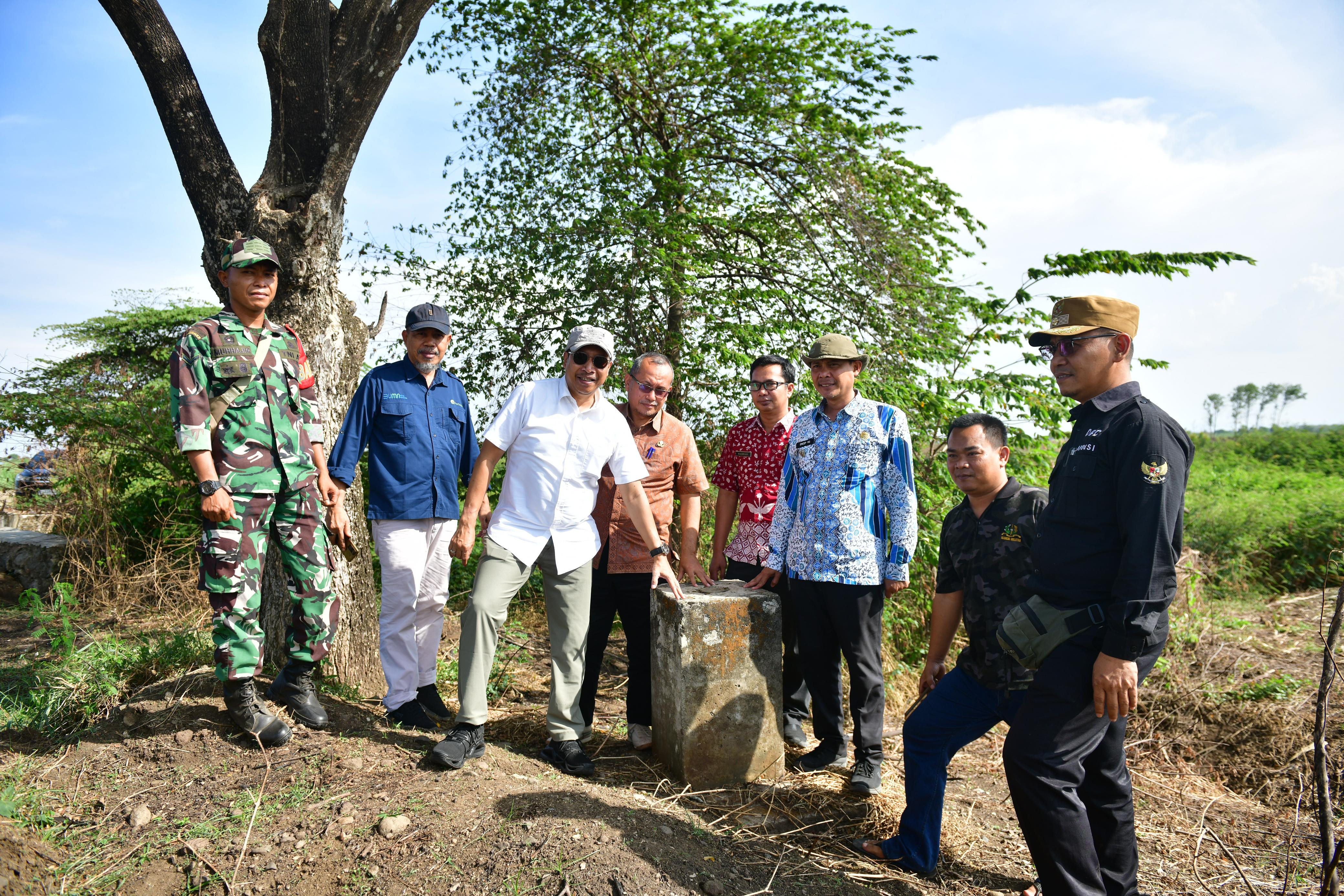 Susuri Kebun Tebu, Pjs. Bupati Indramayu Cek Perbatasan Temukan Patok Rusak