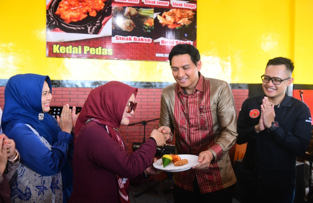 Bupati Lucky Hakim Resmikan Rumah Makan Serba Sambal, Berusaha di Indramayu Makin Diminati Investor 