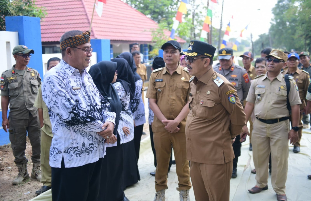 Guru dan Siswa SMPN 1 Cikedung Sumringah, Jalan Rusak Bertahun-tahun Kini Mulus Kembali