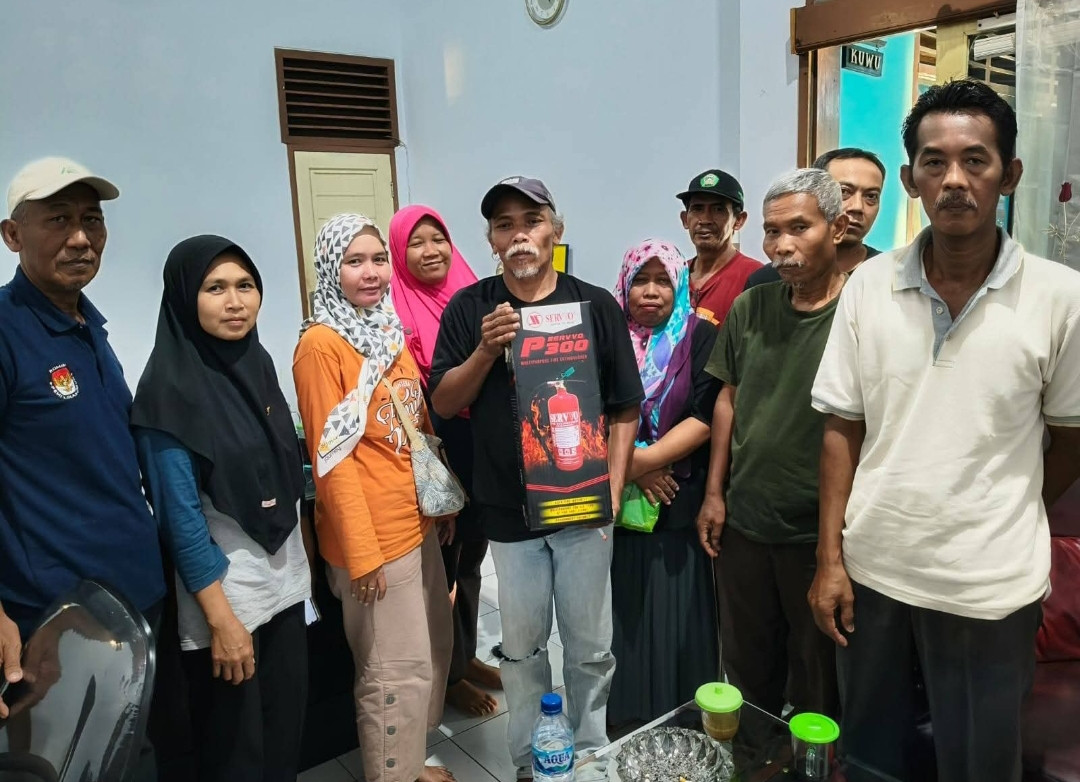 Tanggap! Pemdes Jatibarang Bagikan APAR di Tiap RW untuk Antisipasi Bencana Kebakaran