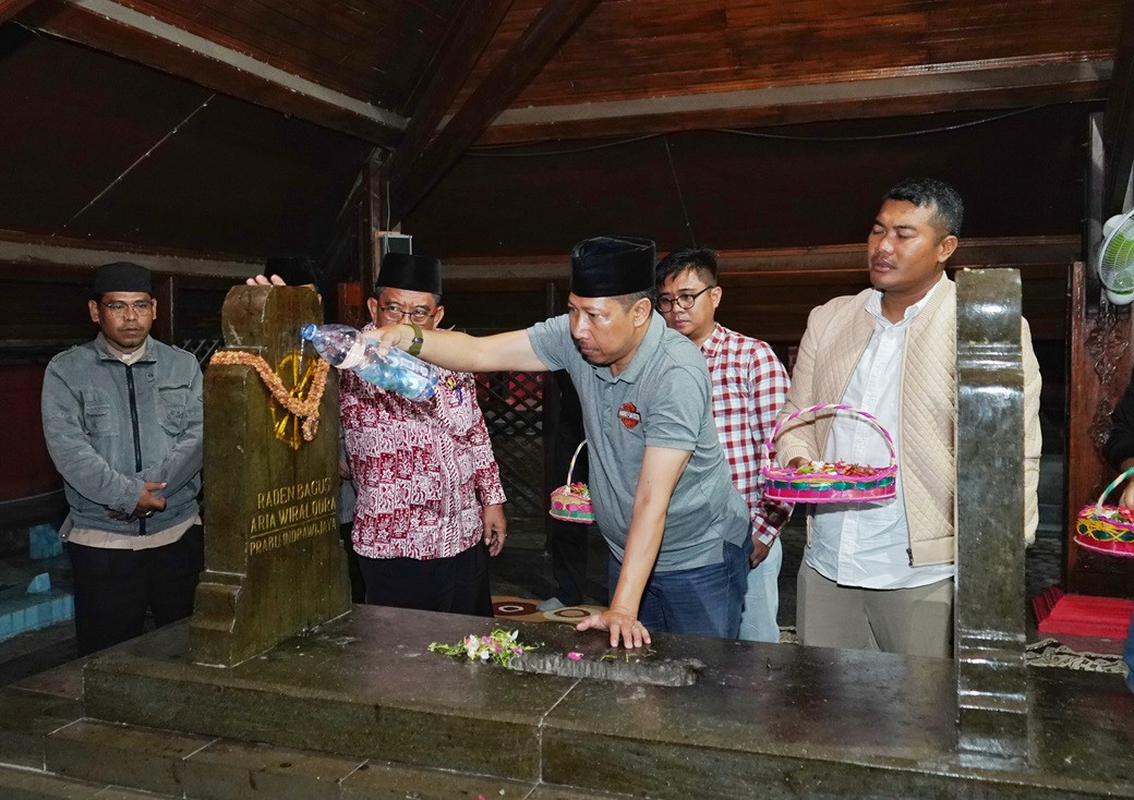 Malam Jumat, Pjs. Bupati Indramayu Ziarah Ke Makam Wiralodra