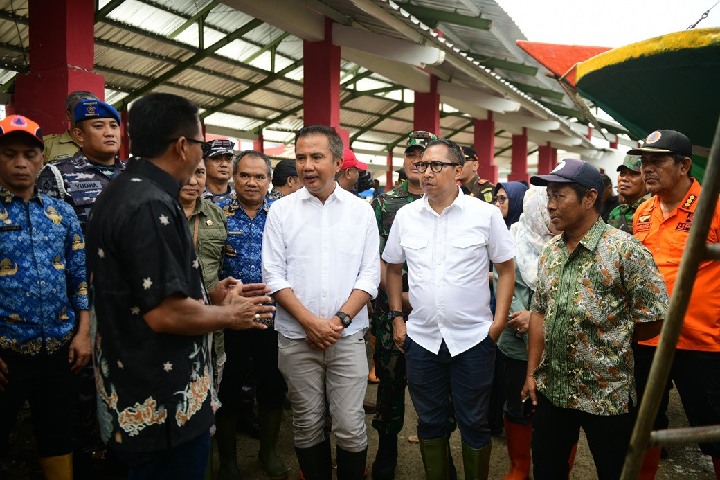 Pj. Gubernur Jawa Barat Tinjau Langsung Dampak Rob di Eretan Wetan, Masyarakat Desak Percepatan Penanggulangan